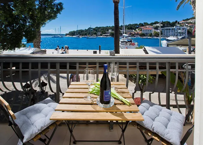 Riva Yacht Hvar Town Apartment