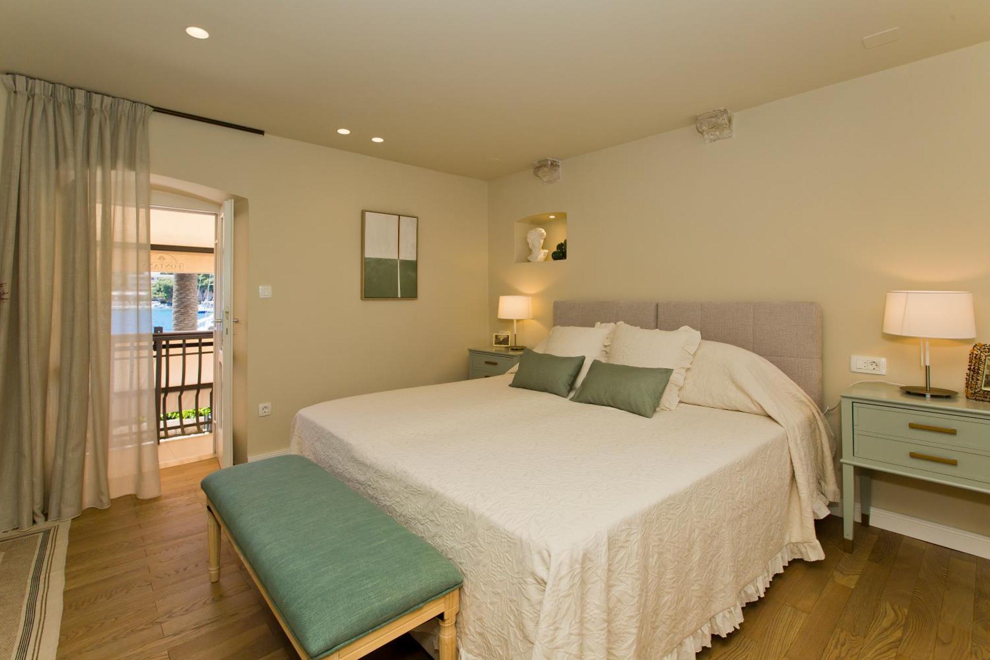 Riva Yacht Apartment Hvar Town
